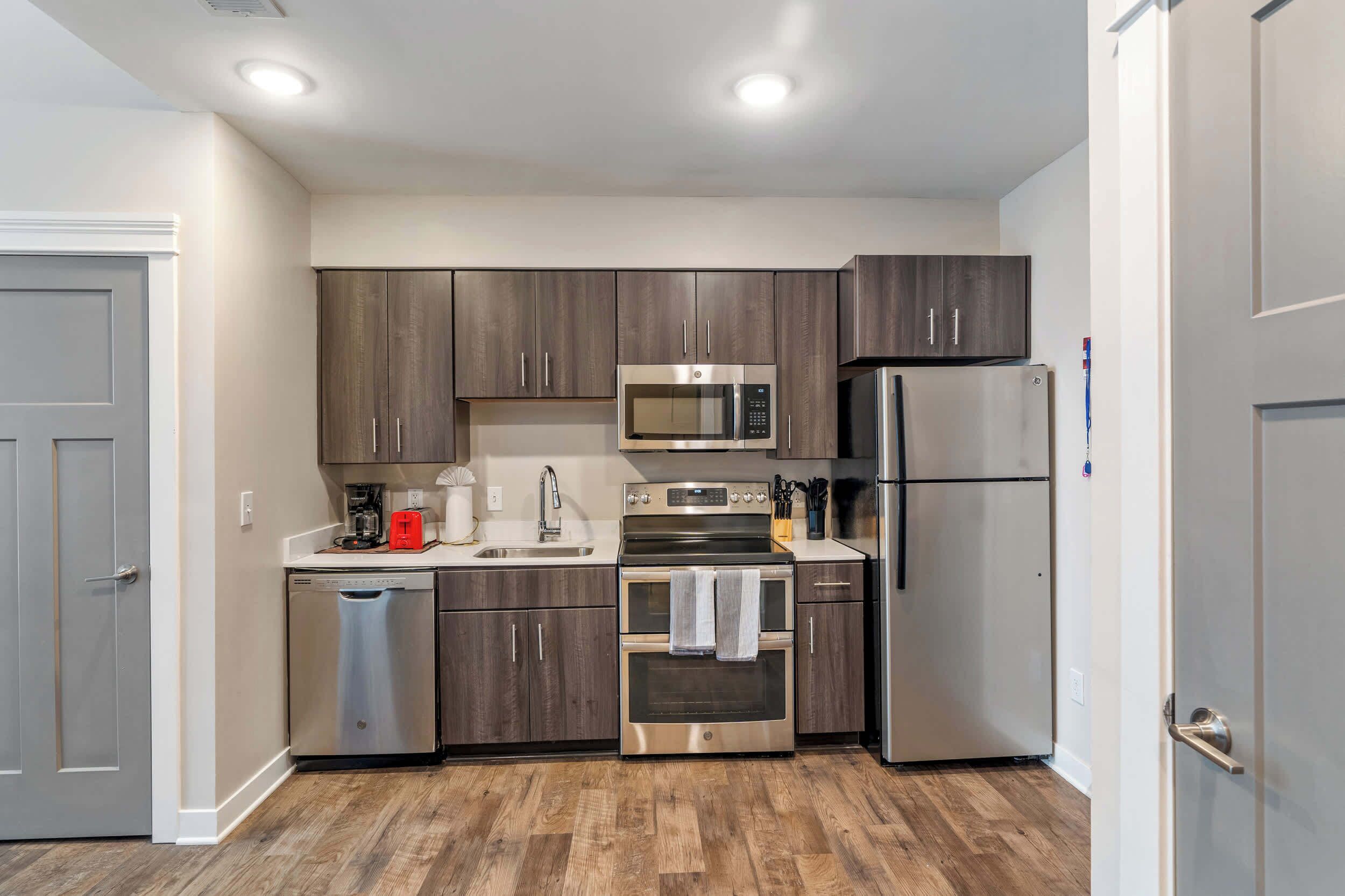 冷蔵庫、電子レンジ、オーブン、コンロ