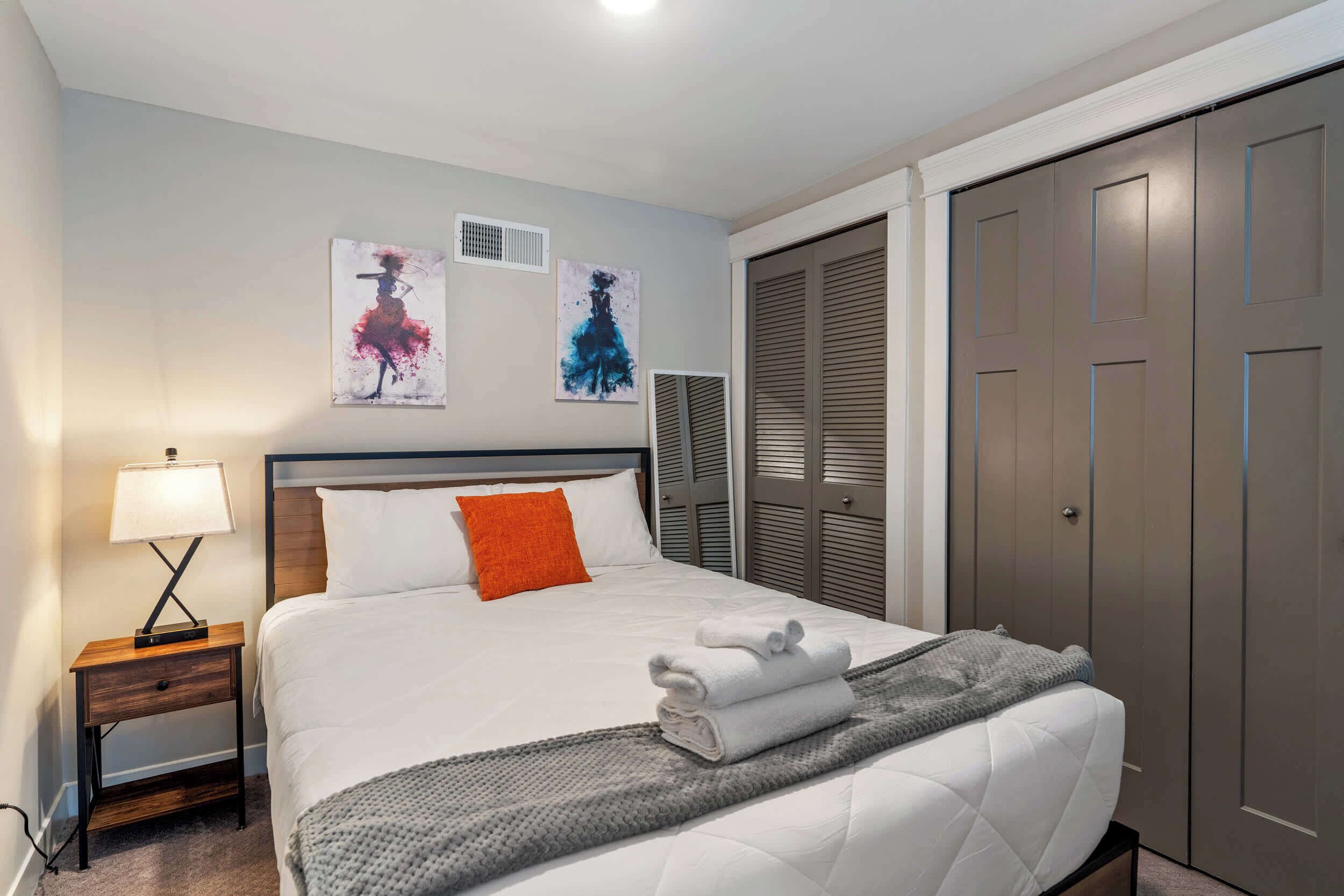 デスク、アイロン / アイロン台、WiFi、ベッドシーツ