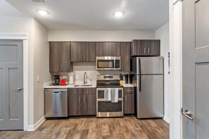 Réfrigérateur, four à micro-ondes, un four, surface de cuisson