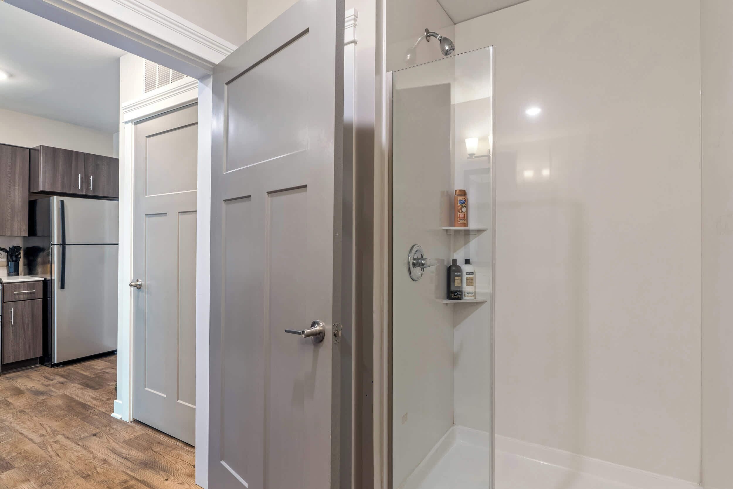 シャワー、ヘアドライヤー、タオル