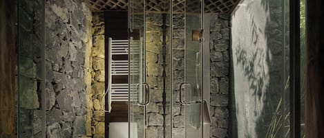 Senior House | Bathroom | Separate tub and shower, deep soaking tub, hydromassage showerhead