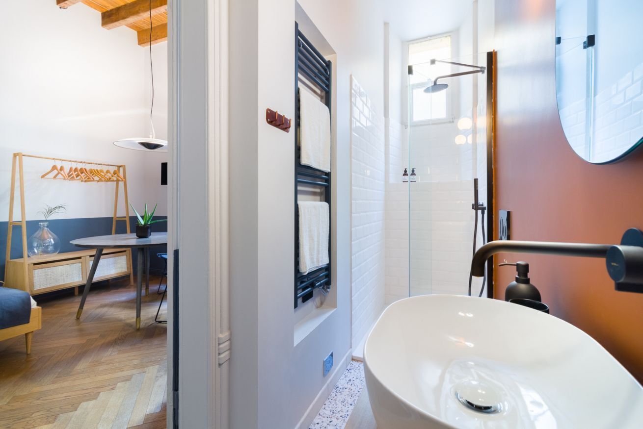 Douche, serviettes fournies, savon, papier toilette