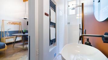 Dusche, Handtücher, Seife, Toilettenpapier