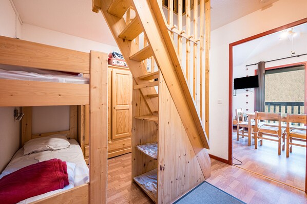 2 bedrooms, iron/ironing board, WiFi