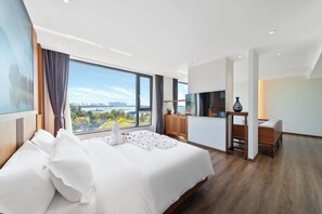 Luksus-dobbeltværelse - udsigt til gårdsplads | Skrivebord, arbejdsområde til bærbare computere, mørklægningsgardiner