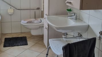 Haartrockner, Handtücher, Seife, Toilettenpapier