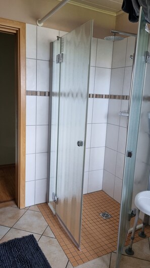 Haartrockner, Handtücher, Seife, Toilettenpapier
