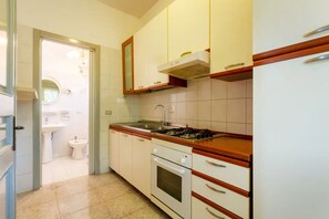 Kühlschrank, Ofen, Herdplatte, Wasserkocher mit Kaffee-/Teezubehör