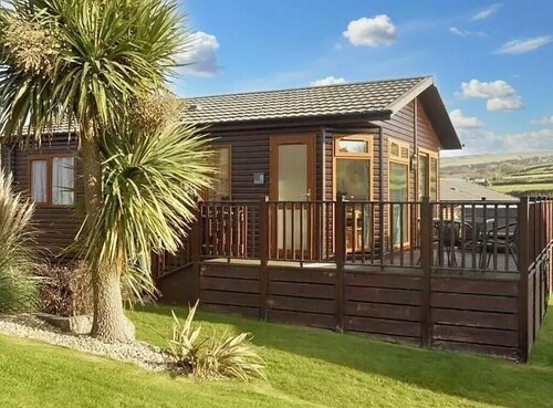 Cornish Coastal Lodge with hot tub. 2 bedrooms and just steps to the coast.