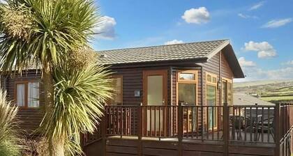 Cornish Coastal Lodge with hot tub. 2 bedrooms and just steps to the coast.