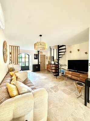 Smart TV, ping pong, books, music library