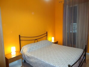 1 habitación, tabla de planchar con plancha, internet y ropa de cama 