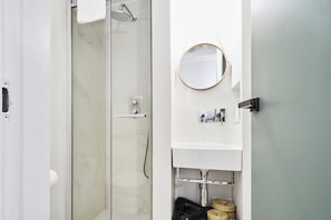 Regadera, amenidades de baño gratuitas, secadora de cabello, toallas