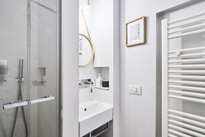 تجهيزات دش، مناشف، صابون، ورق حمّام