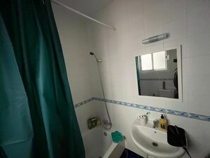 Toalhas de banho, papel higiênico
