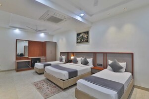 Family Room | Laptop workspace, free WiFi