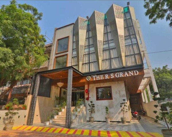 A building with a sign reading "THE S GRAND". - Hotel RS Grand  (Agra)