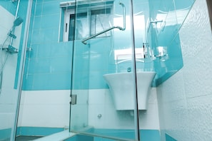 Comfort Apartment, 3 Bedrooms, City View | Bathroom