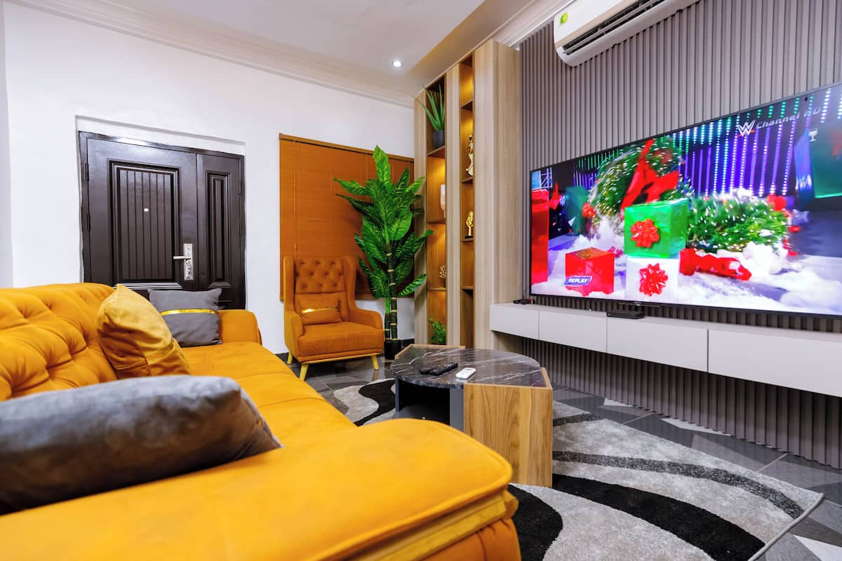 Appartamento Comfort, 3 camere da letto, vista città | Area soggiorno | Smart TV 42 pollici con canali satellitari