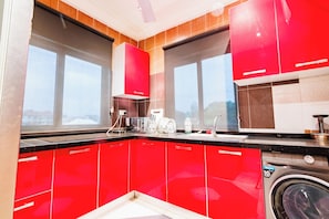 Comfort Apartment, 3 Bedrooms, City View | Private kitchen