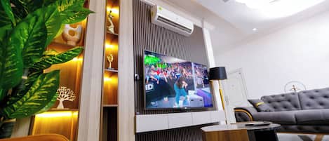 Comfort-huoneisto, 3 makuuhuonetta, kaupunkinäköala | Oleskelualue | 42–tuumainen äly-TV, jossa satelliittikanavat