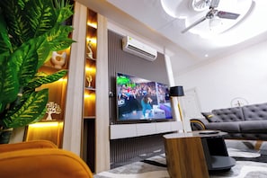 Comfort Apartment, 3 Bedrooms, City View | Living area | 42-inch Smart TV with satellite channels - Bawuah Royal Apartments (Kumasi)