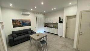 A modern apartment with a living area, kitchenette, and a dining space. - City Life Palermo (Palermo)