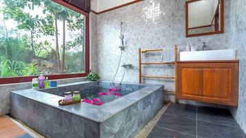 Family Double Room F.204 | ห้องน้ำ | ฝักบัว, ไดร์เป่าผม, โถสุขภัณฑ์แบบบิเดท์, ผ้าเช็ดตัว