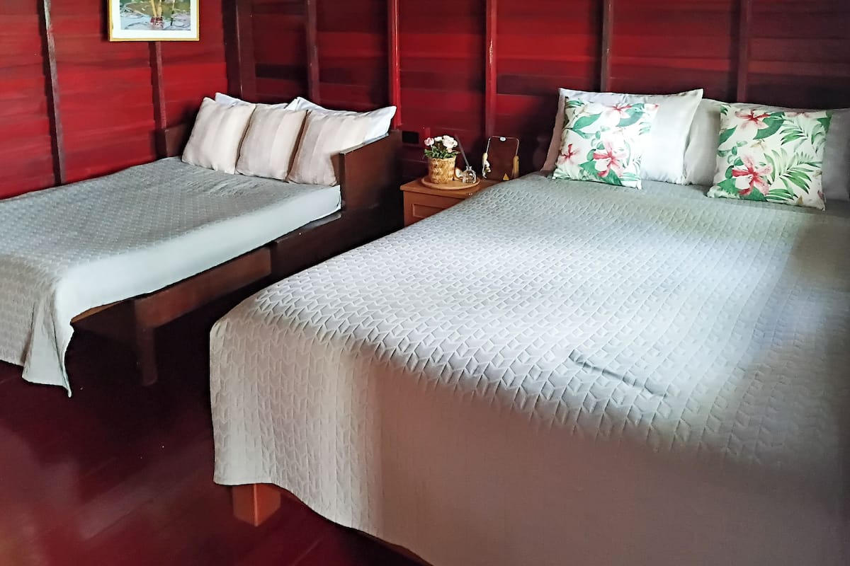 Triple Room P.201 | Escritorio y ropa de cama