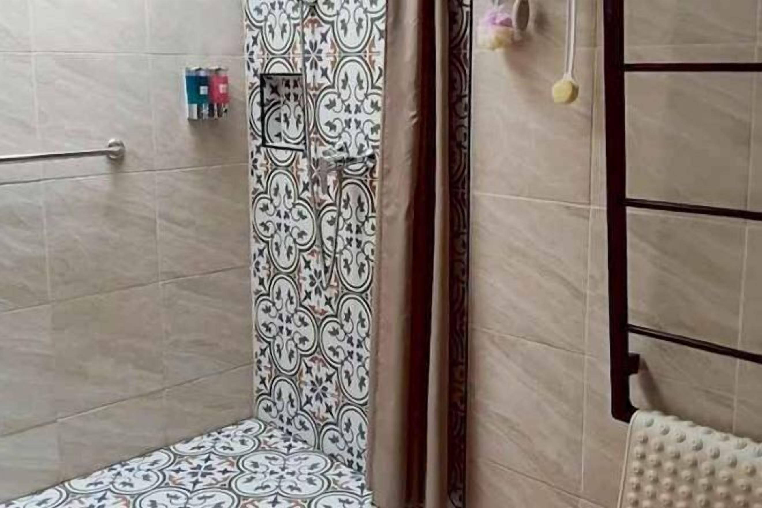 Dusche, Haartrockner, Bidet, Handtücher