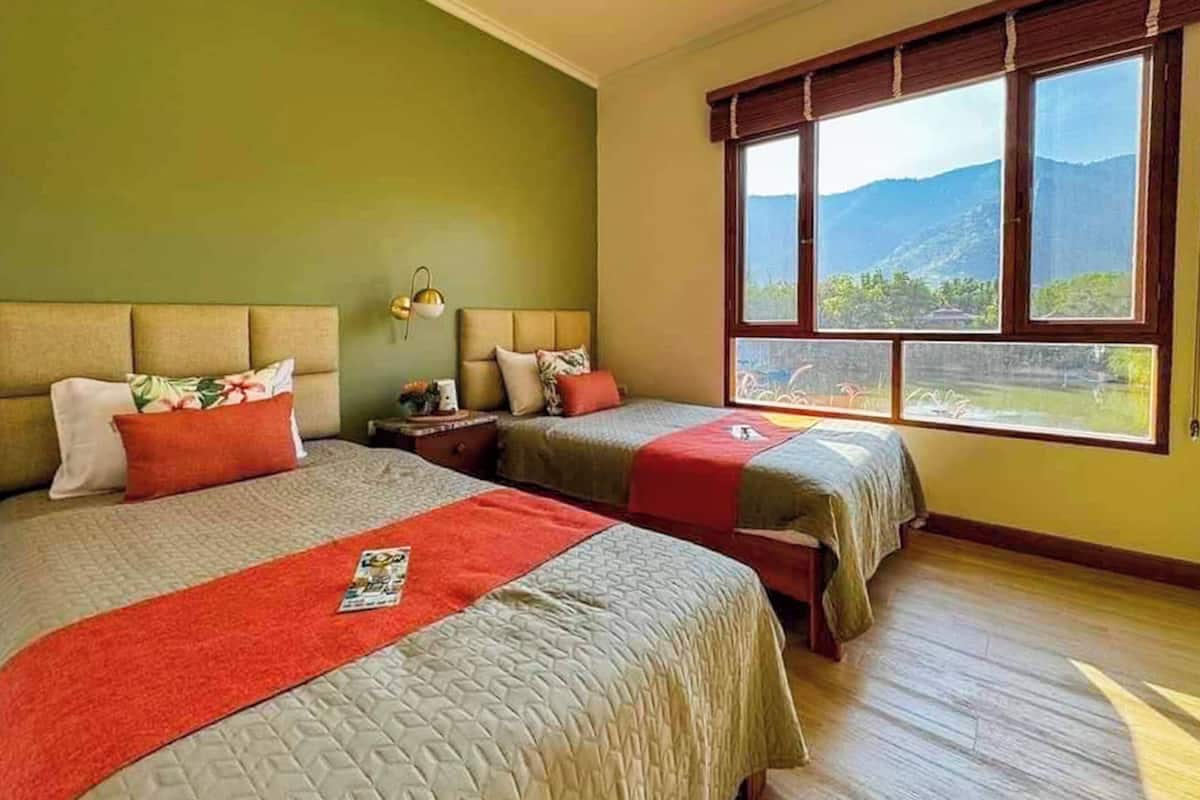 Grand Deluxe Room double or twin with Mountain View D.103,T.101,T.102 | Escritorio y ropa de cama