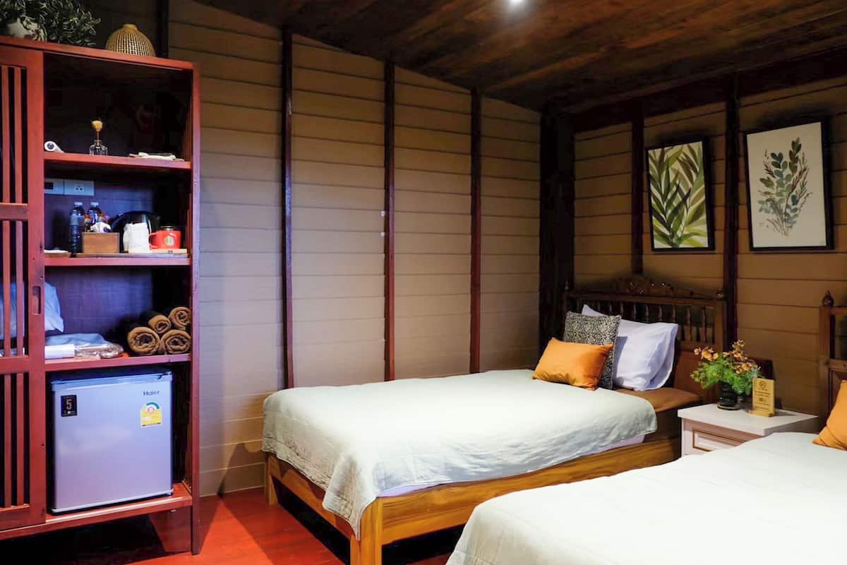 Escritorio y ropa de cama