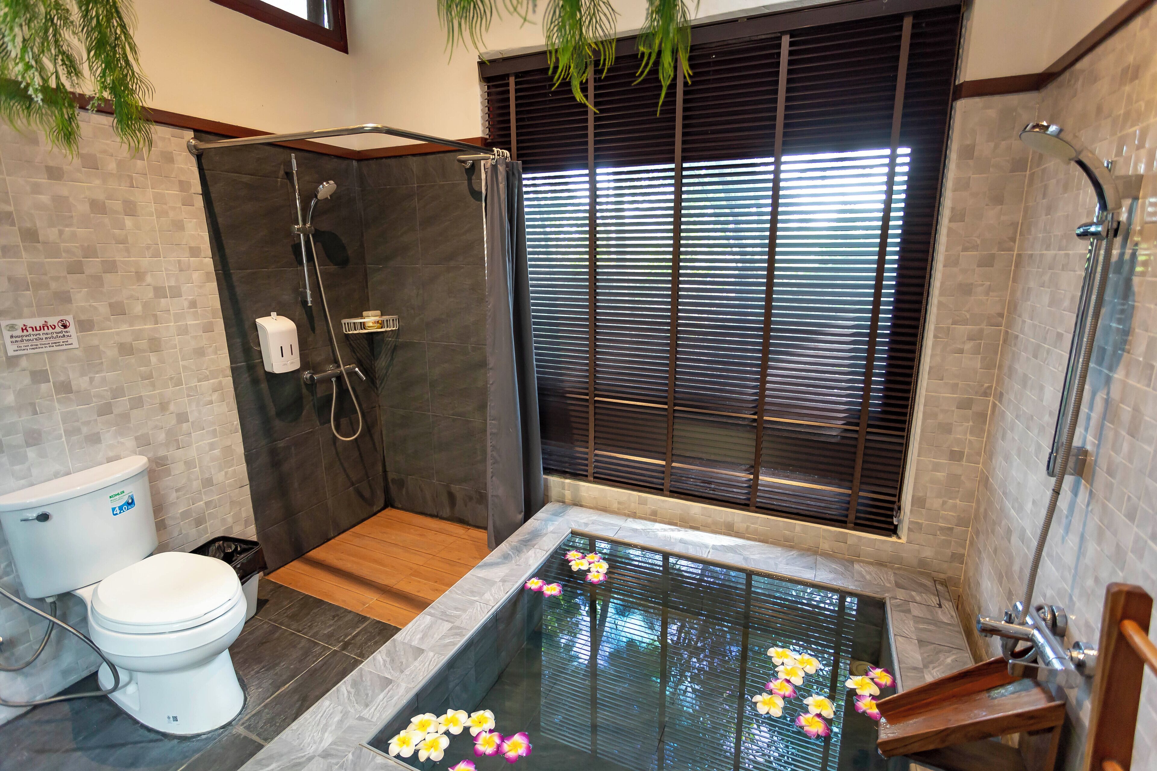 Forest Family Room | Bathroom | Shower, hair dryer, bidet, towels