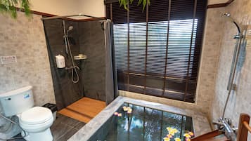 Forest Family Room | Bathroom | Shower, hair dryer, bidet, towels