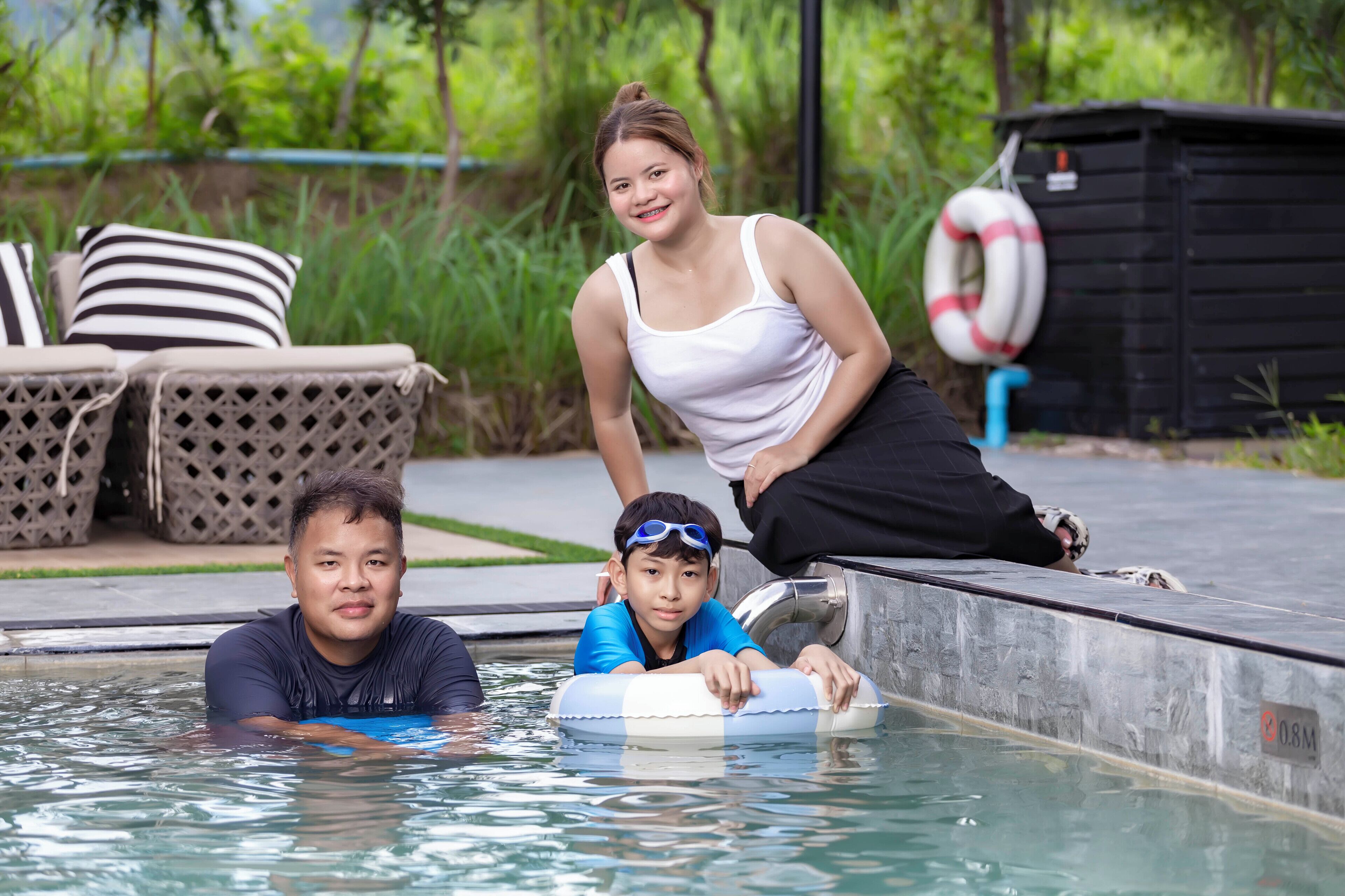 Family Room Pool View F.301,F.302, F.303, F.304 | デスク、可動式ベッド