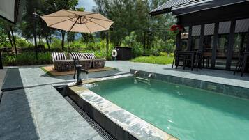 Family Room Pool View F.301,F.302, F.303, F.304 | Meja, katil lipat simpan/tambahan
