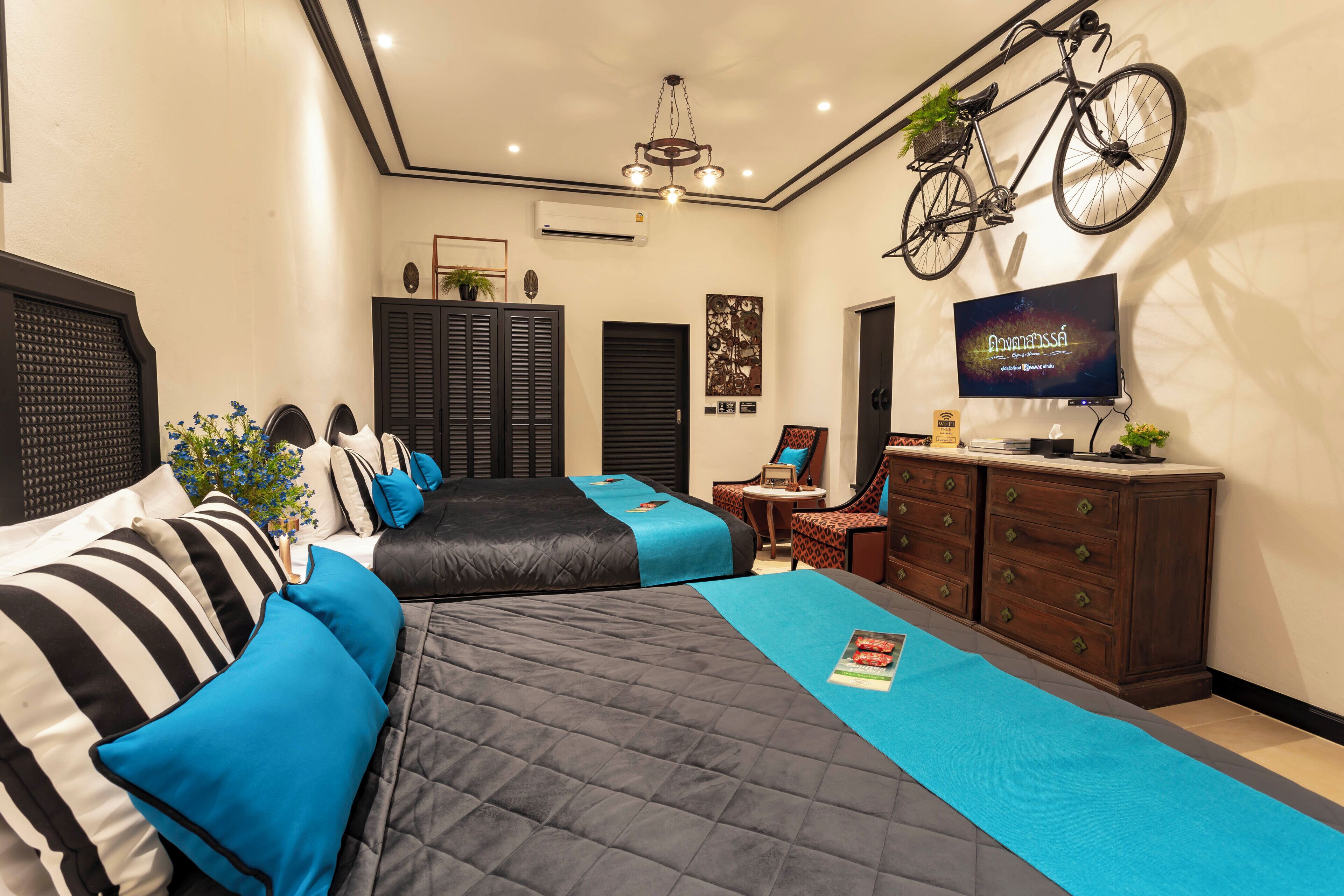 Family Room Pool View F.301,F.302, F.303, F.304 | Schreibtisch, Zustellbetten