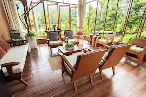 Grand Deluxe Room double or twin with Mountain View D.103,T.101,T.102 | Oppholdsområde | En 32-tommers LED-TV med kabel-kanaler