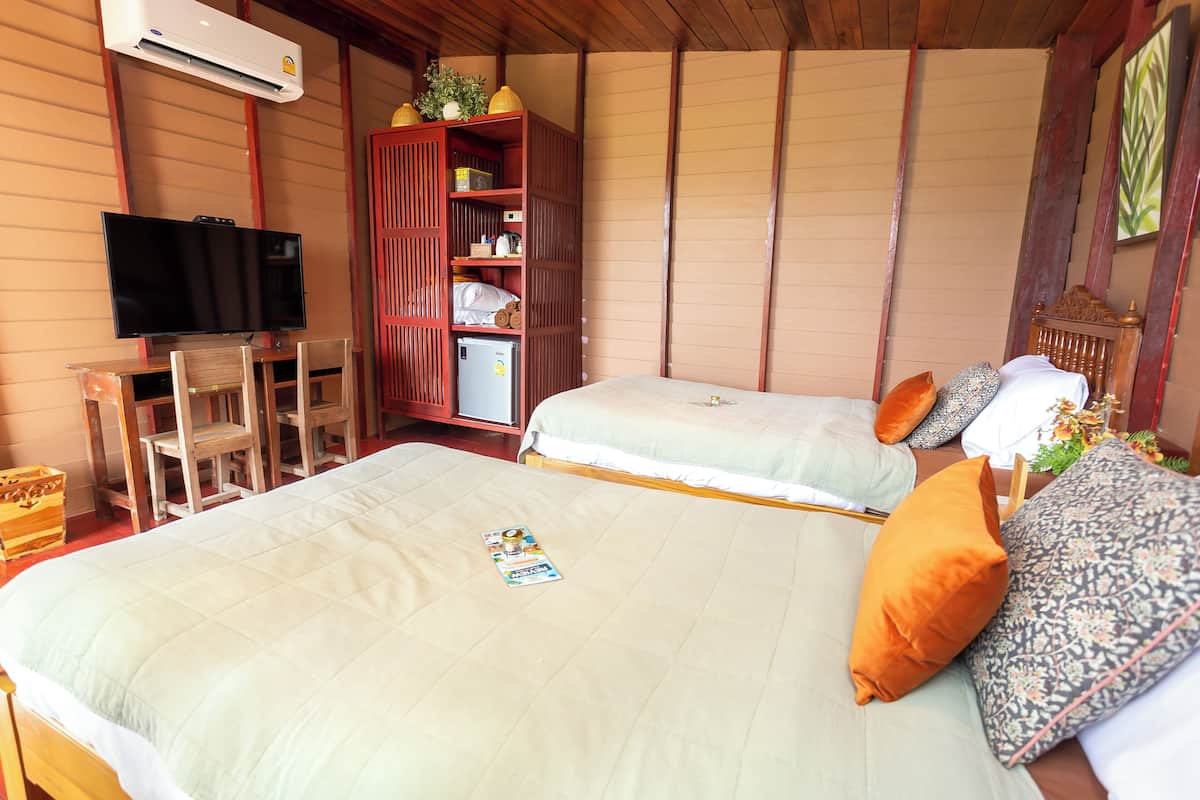 Nature Standard Twin Room | Desk, bed sheets