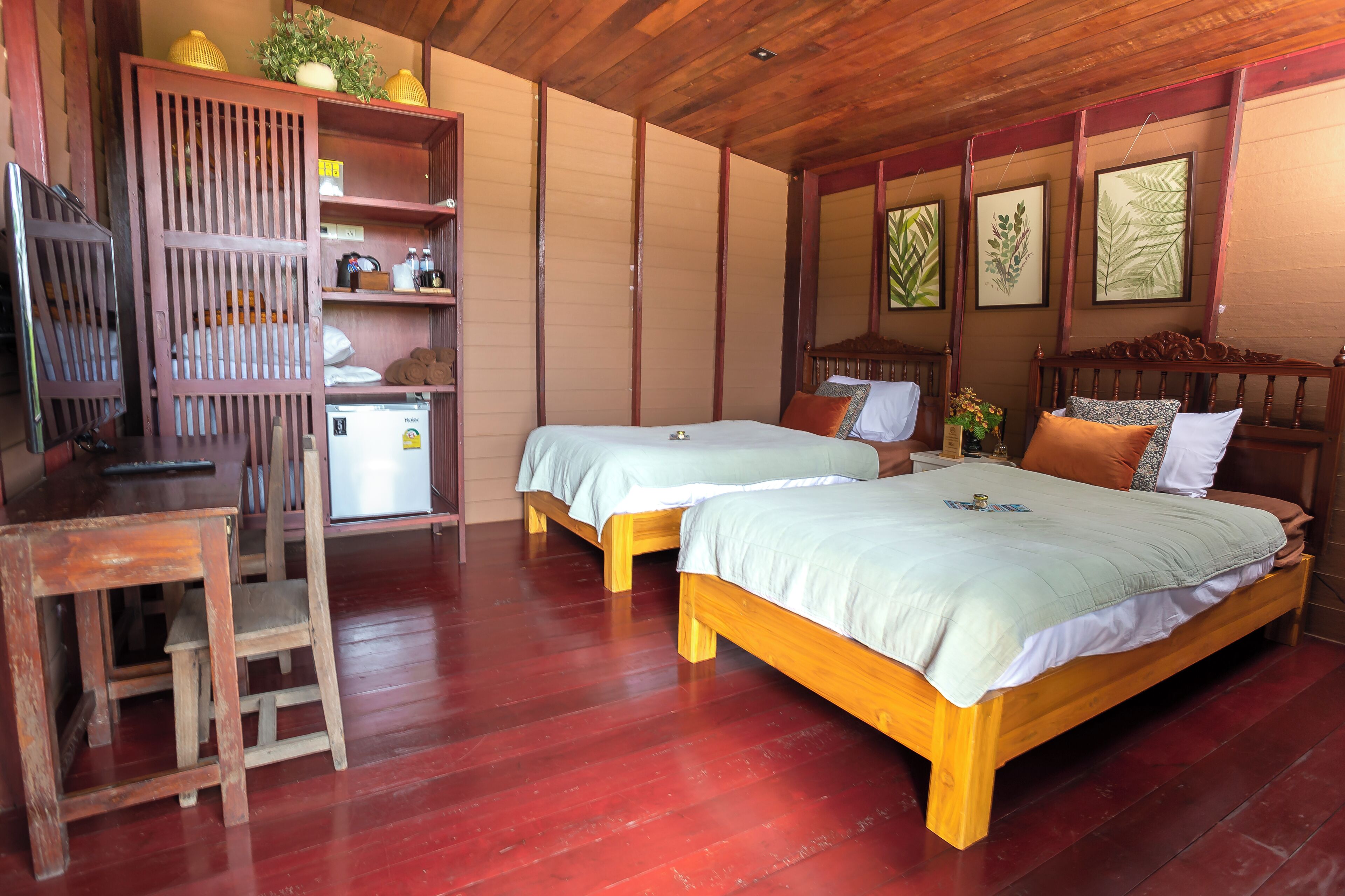 Triple Room P.201 | Schreibtisch, Zustellbetten