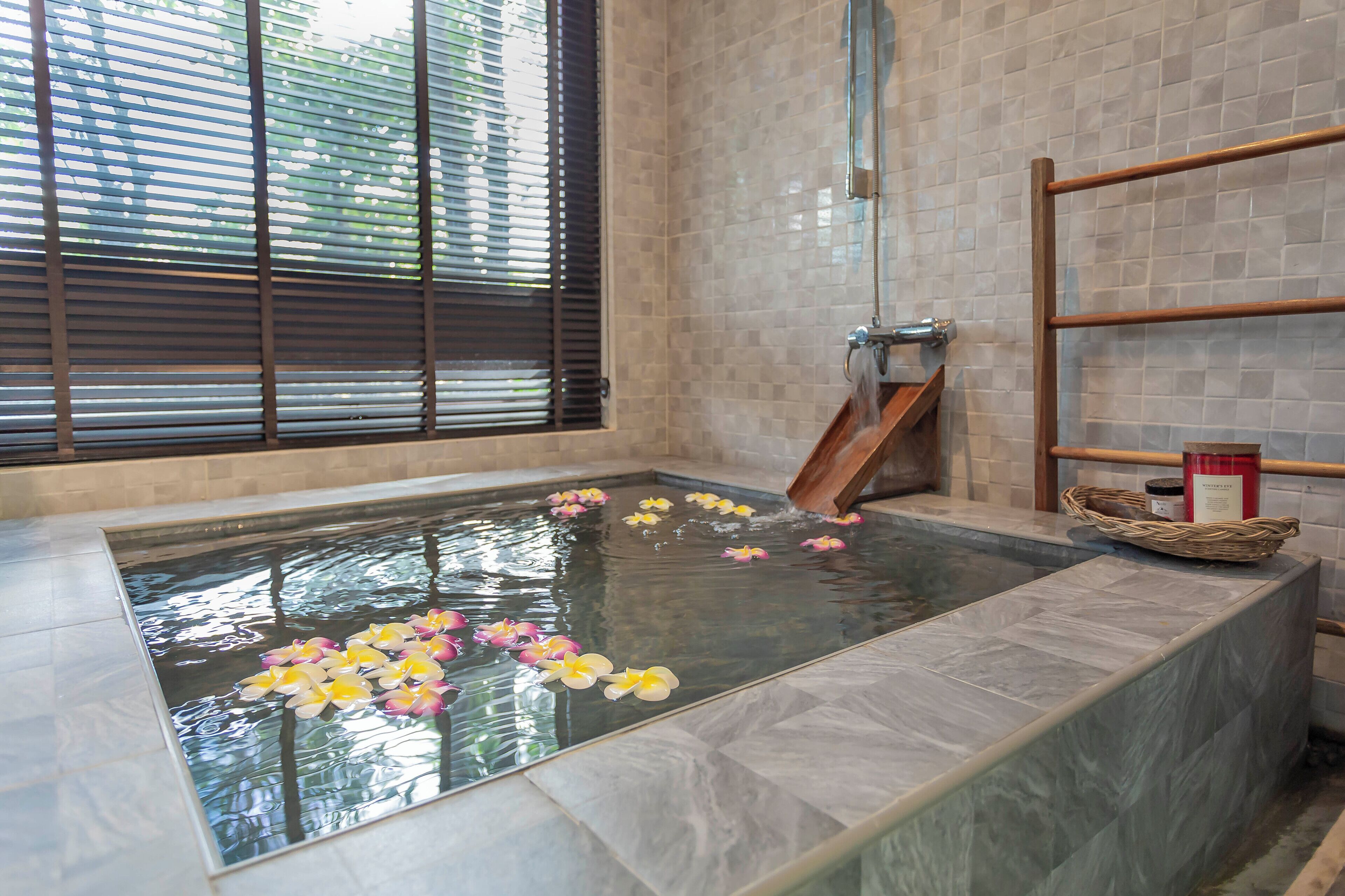 Forest Family Room | Bathroom | Shower, hair dryer, bidet, towels