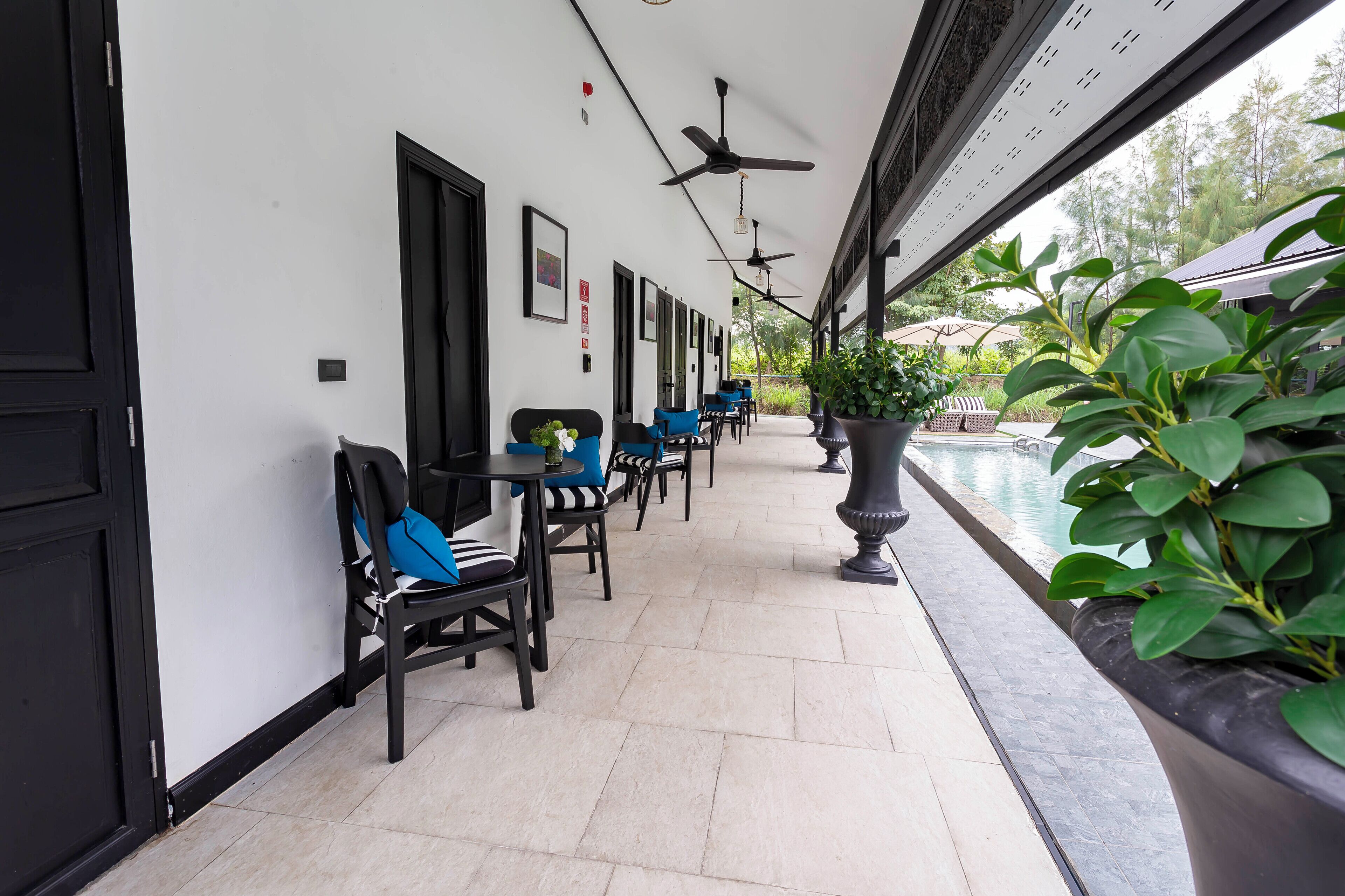 Family Room Pool View F.301,F.302, F.303, F.304 | Vista do quarto