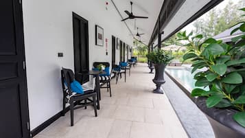 Family Room Pool View F.301,F.302, F.303, F.304 | Ausblick vom Zimmer