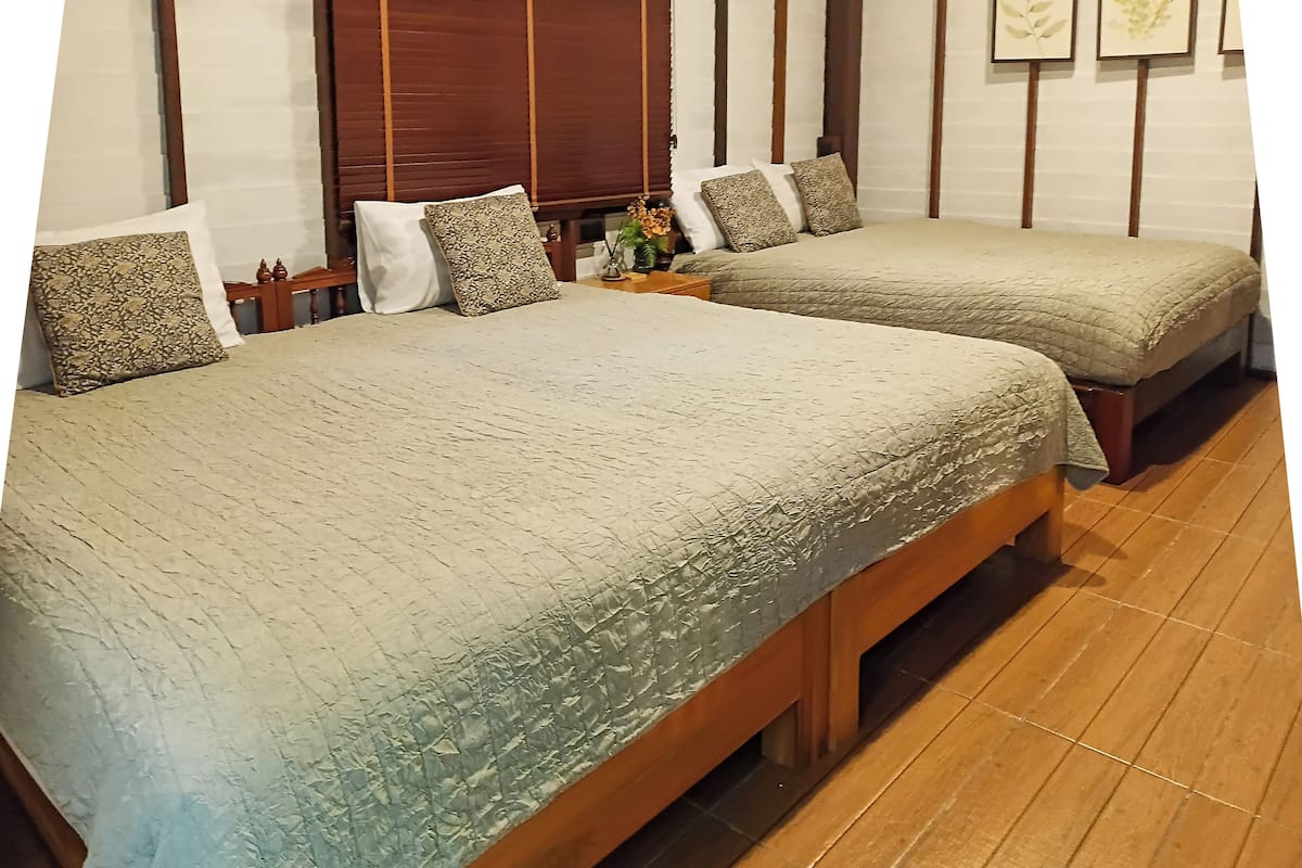 Family Double Room F.204 | Escritorio y ropa de cama
