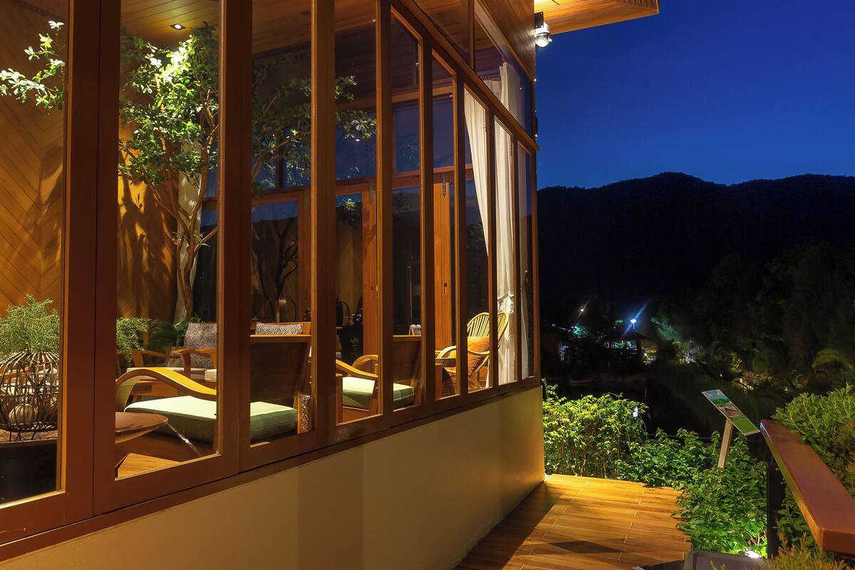 Grand Deluxe Room double or twin with Mountain View D.103,T.101,T.102 | Skrivbord och extrasängar
