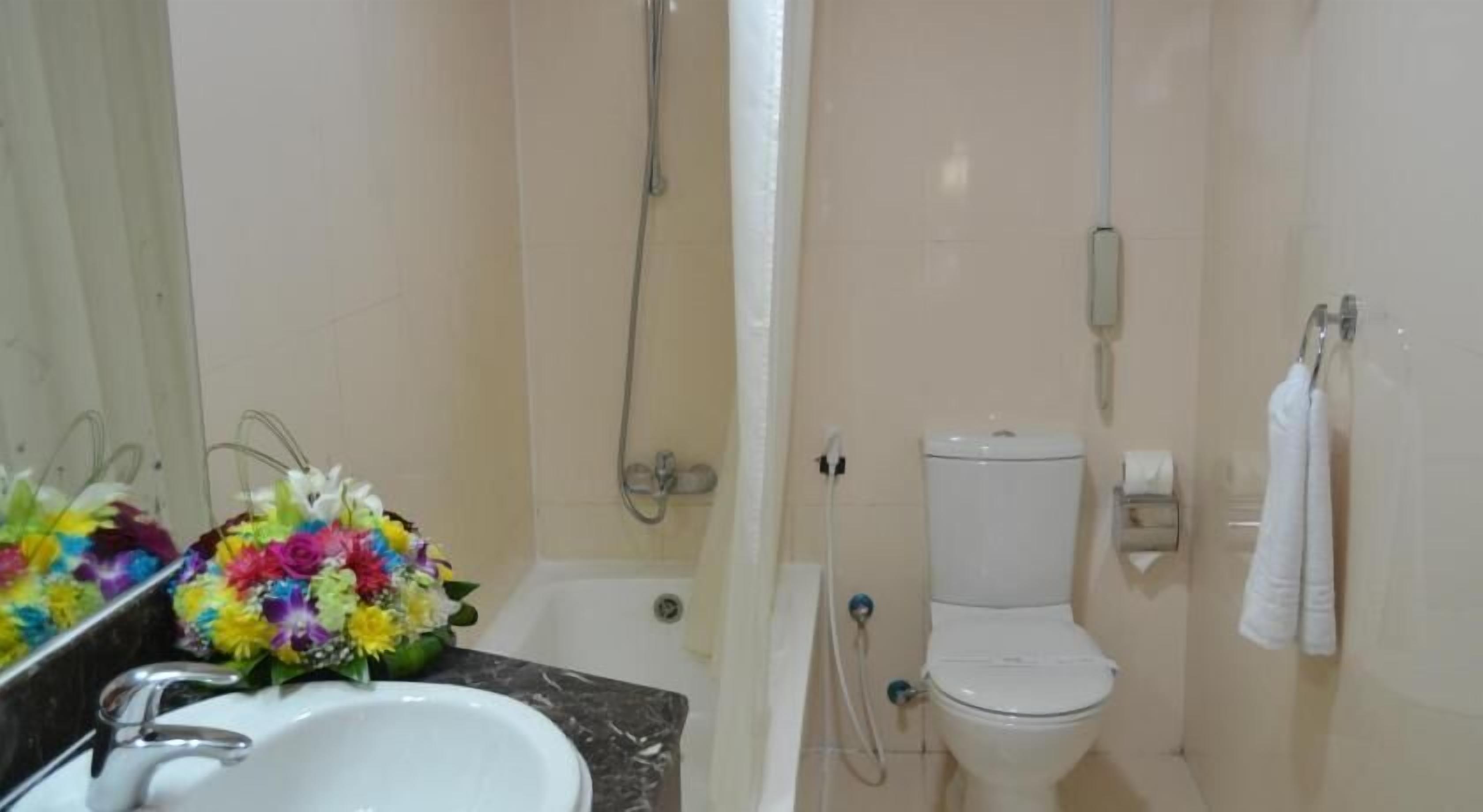Camera Standard, 1 letto king | Bagno | Doccia, asciugamani, sapone, carta igienica