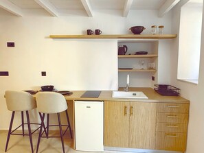 Køleskab, mikrobølgeovn, kaffe-/temaskine