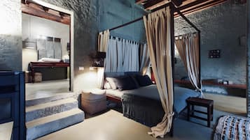 5 bedrooms, iron/ironing board, WiFi, bed sheets