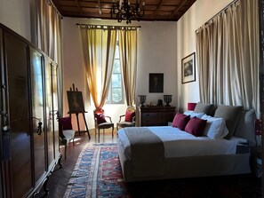 5 quartos, ferros/tábuas de passar roupa, Wi-Fi, roupa de cama
