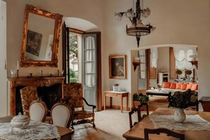 Dining - Villa Wirnica – Luxury Historic Villa with Private Pool on Lake Como (Garlate) (Garlate)